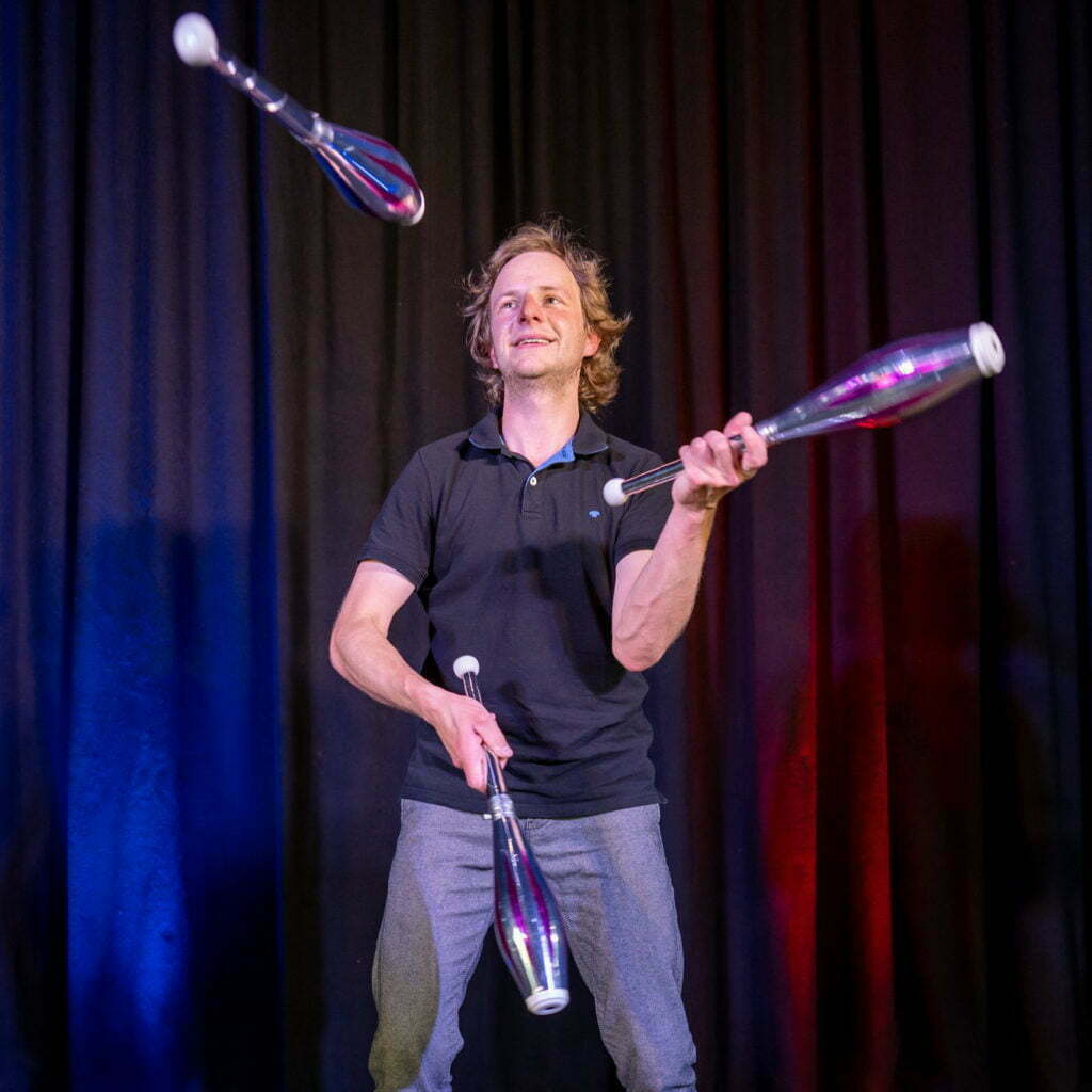 Jongleur Maximilian Boy
jonglieren mit Ringe, Bälle, Keulen, Diabolo und Develstick