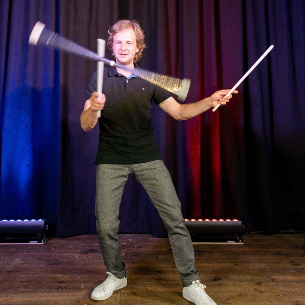 Jongleur Maximilian Boy
jonglieren mit Ringe, Bälle, Keulen, Diabolo und Develstick
