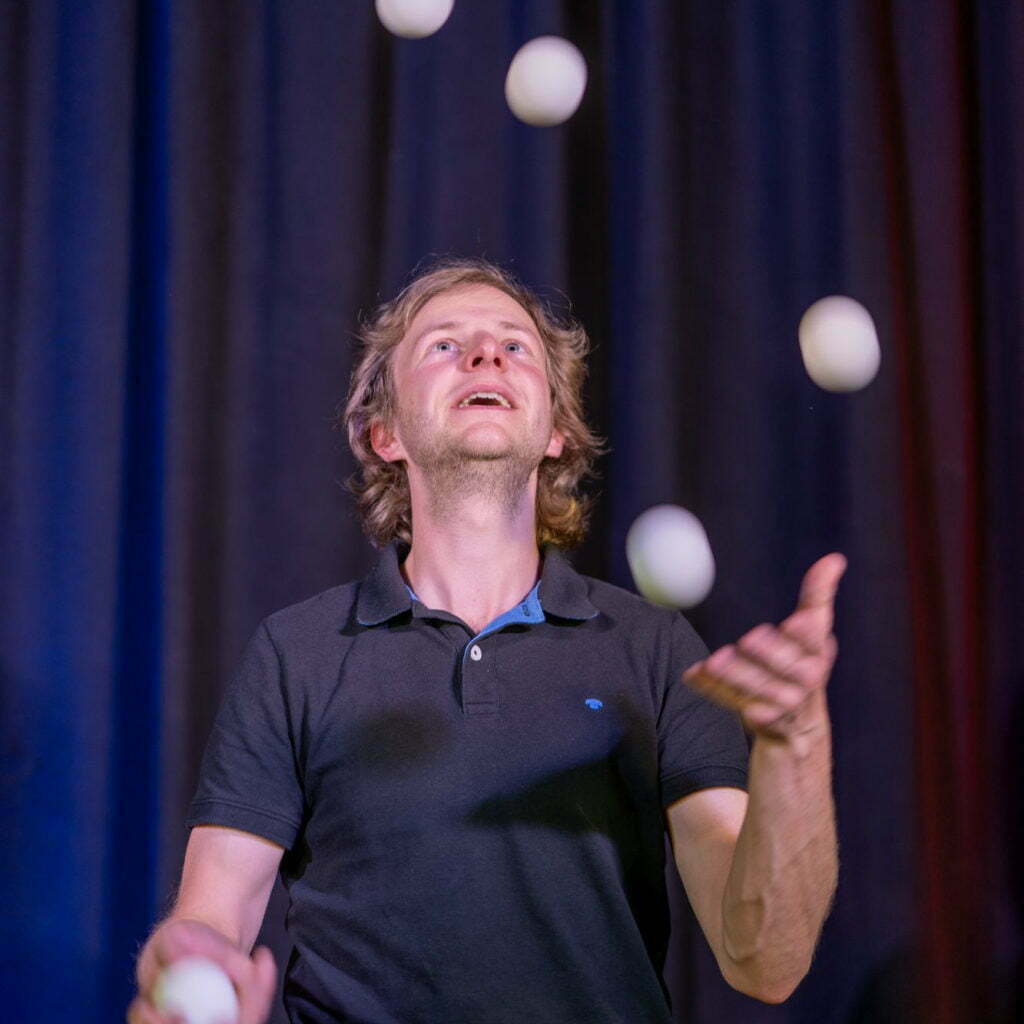 Jongleur Maximilian Boy jonglieren mit Ringe, Bälle, Keulen, Diabolo und Develstick