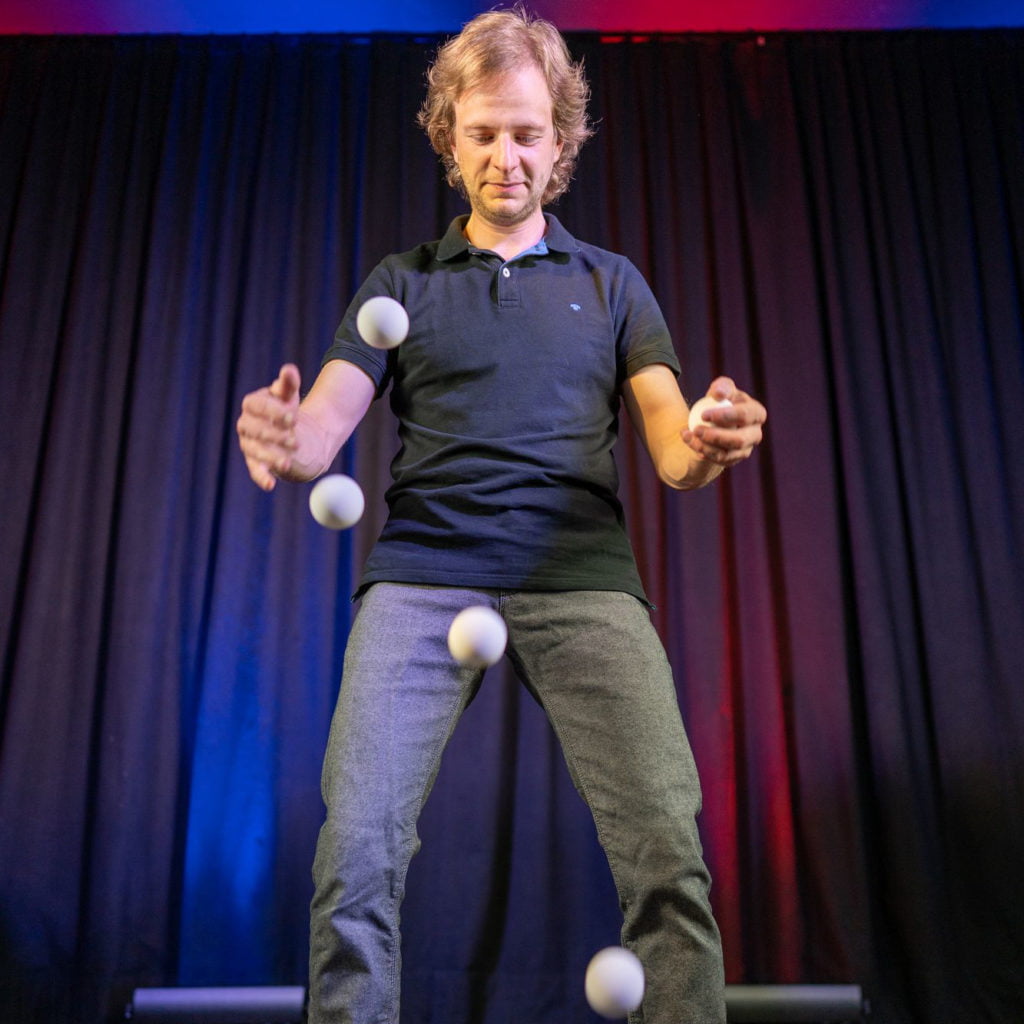 Jongleur Maximilian Boy
jonglieren mit Ringe, Bälle, Keulen, Diabolo und Develstick