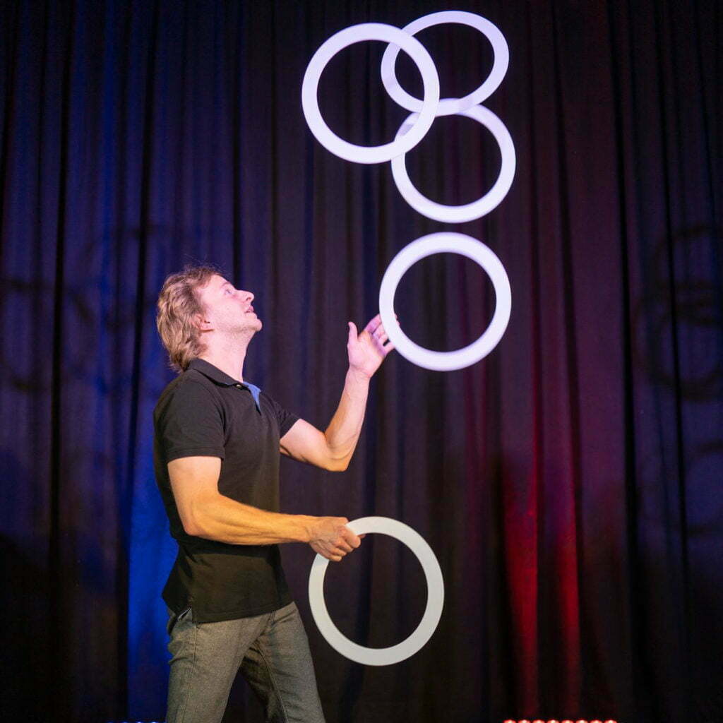 Jongleur Maximilian Boy jonglieren mit Ringe, Bälle, Keulen, Diabolo und Develstick