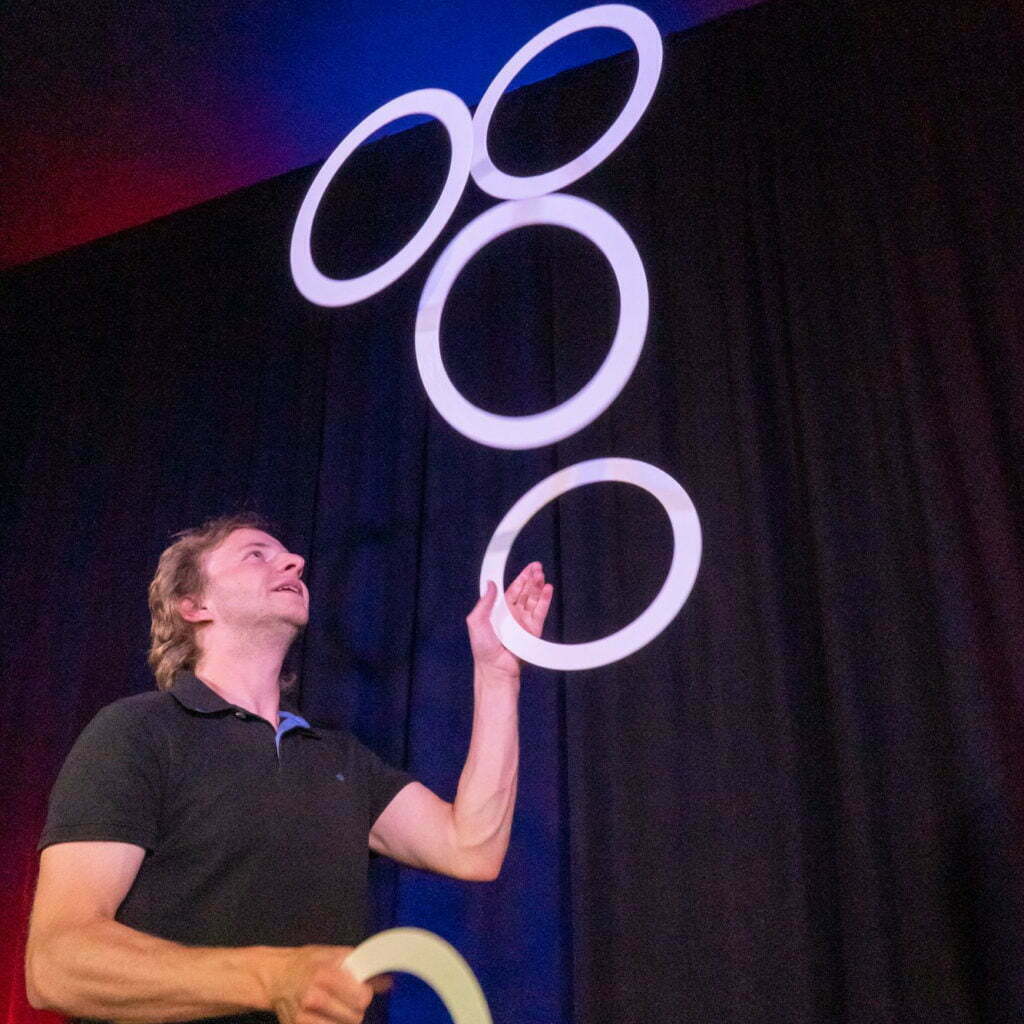 Jongleur Maximilian Boy
jonglieren mit Ringe, Bälle, Keulen, Diabolo und Develstick