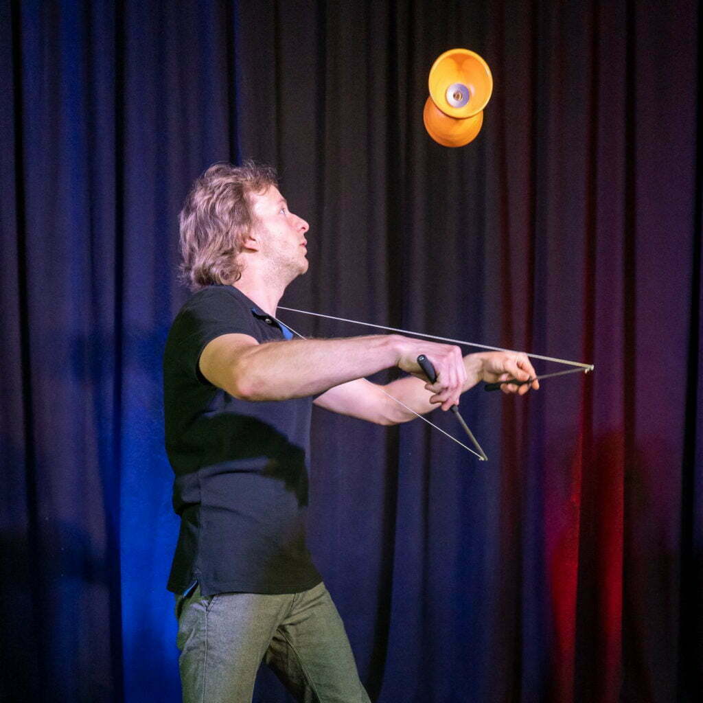 Jongleur Maximilian Boy
jonglieren mit Ringe, Bälle, Keulen, Diabolo und Develstick