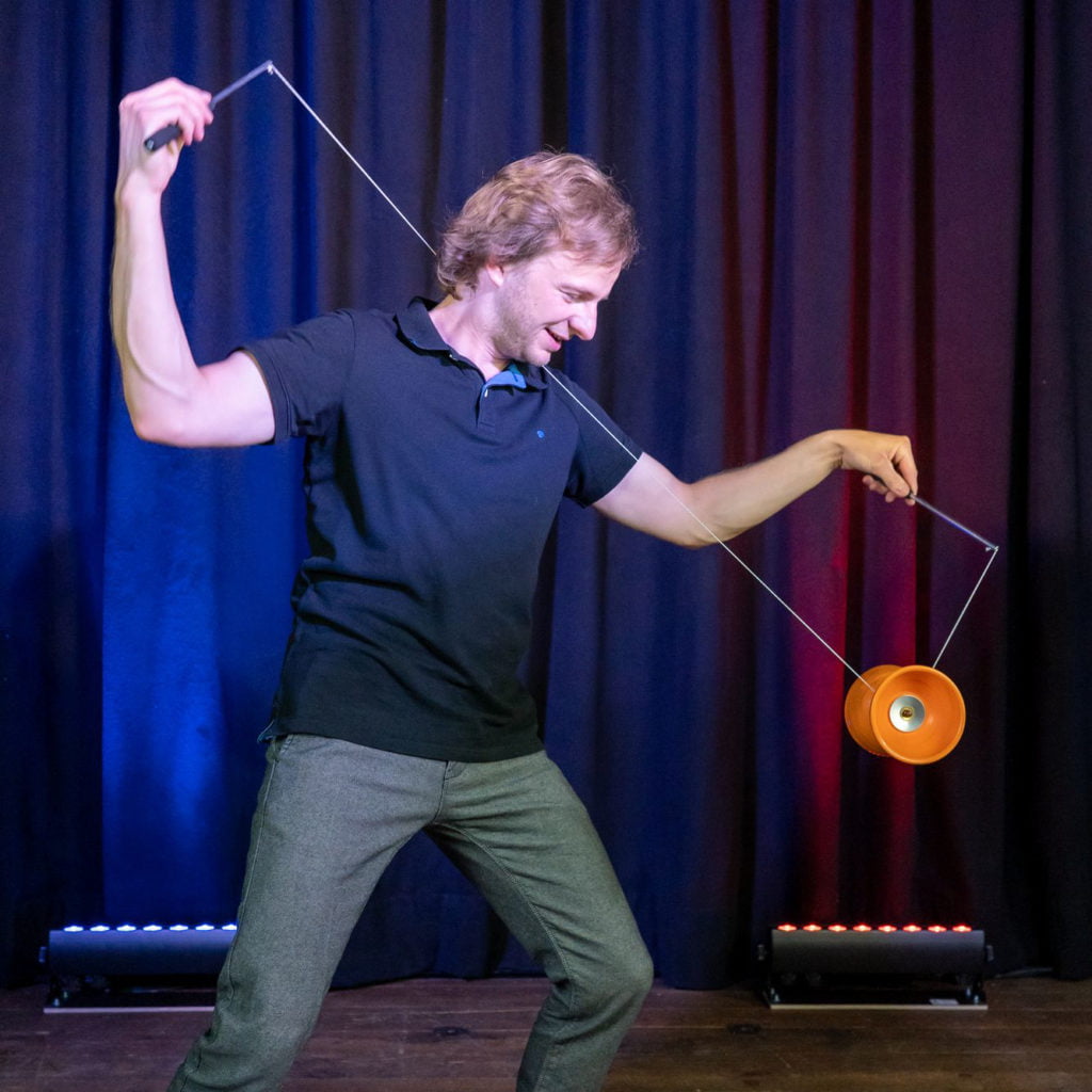 Jongleur Maximilian Boy
jonglieren mit Ringe, Bälle, Keulen, Diabolo und Develstick