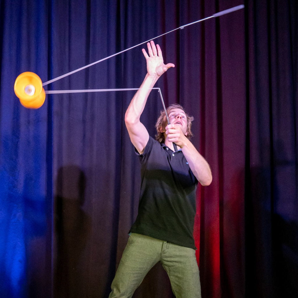 Jongleur Maximilian Boy
jonglieren mit Ringe, Bälle, Keulen, Diabolo und Develstick