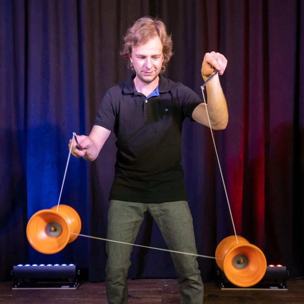 Jongleur Maximilian Boy
jonglieren mit Ringe, Bälle, Keulen, Diabolo und Develstick