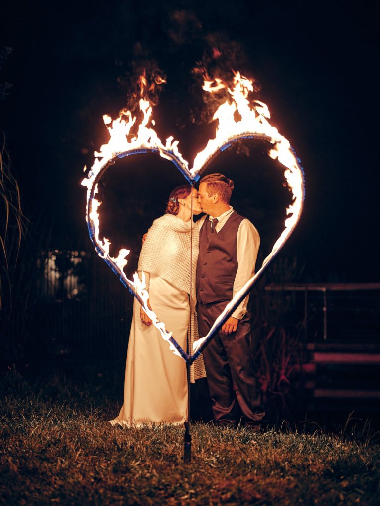 Brennendes Herz für Hochzeitsfeuershows.
Kann vom Brautpaar selbst angezündet werden. Ideal für ganz besondere Fotos.